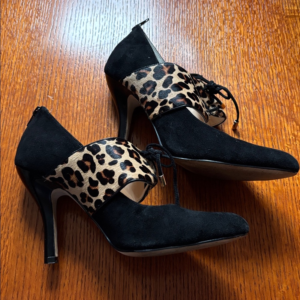 ISOLA Stiletto. Size 8. Black with accent Faux cheetah print. 4in heal!
